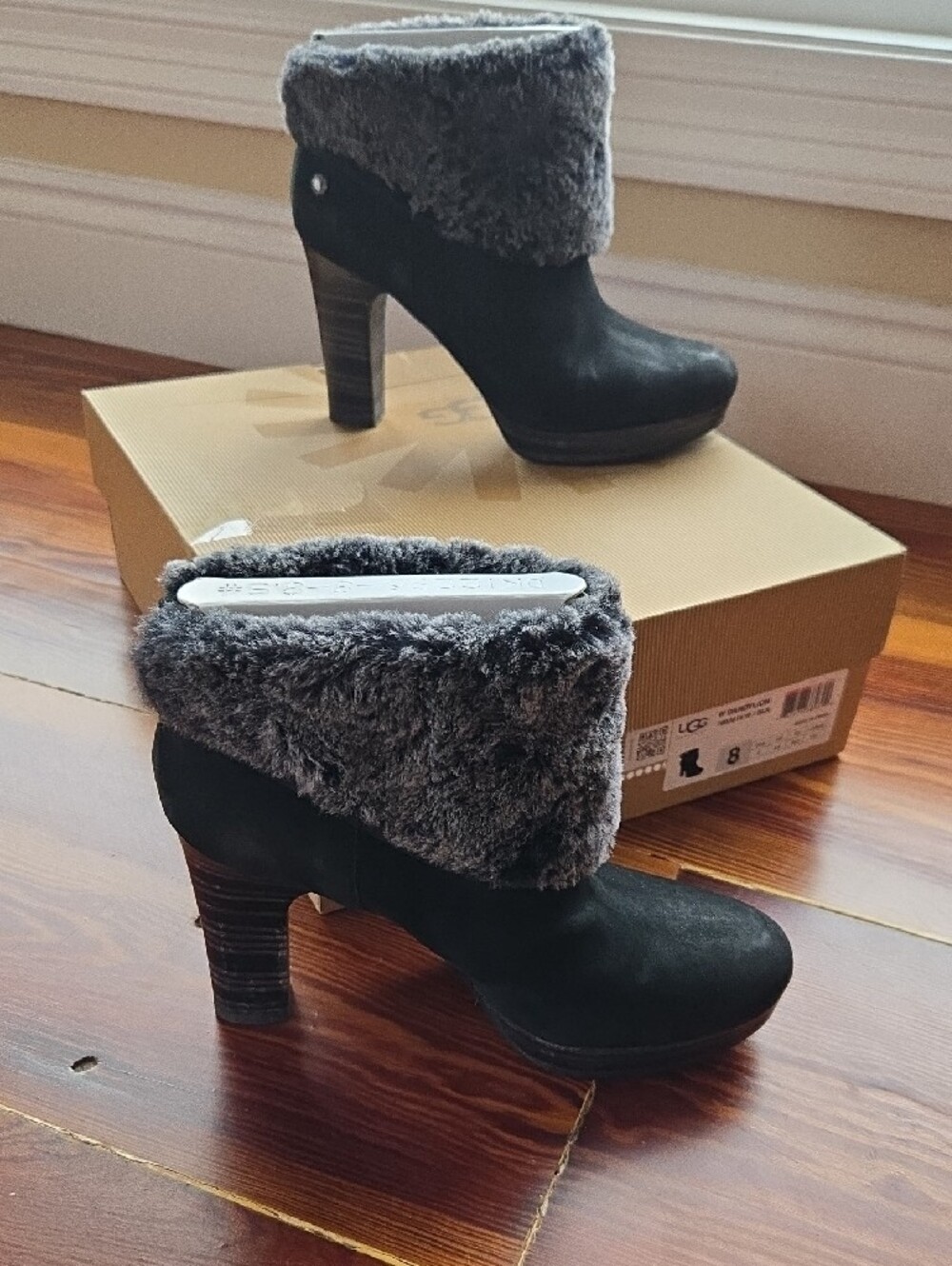 UGG Dandylion In Black - Picture 5 of 8